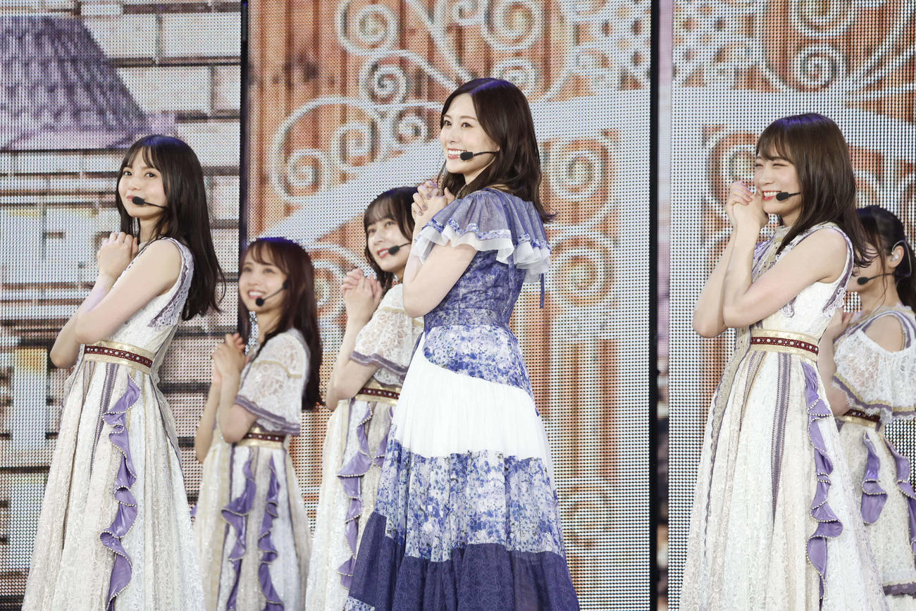 デビュー10周年バースデーライブ千秋楽公演でパフォーマンスする乃木坂46OGの白石麻衣（左から4人目）ら