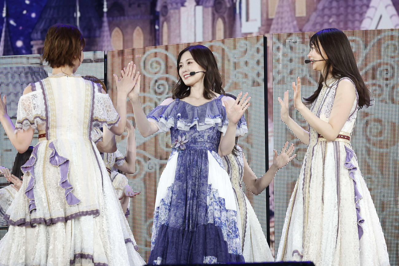 デビュー10周年バースデーライブ千秋楽公演でパフォーマンスする乃木坂46OGの白石麻衣（中央）ら