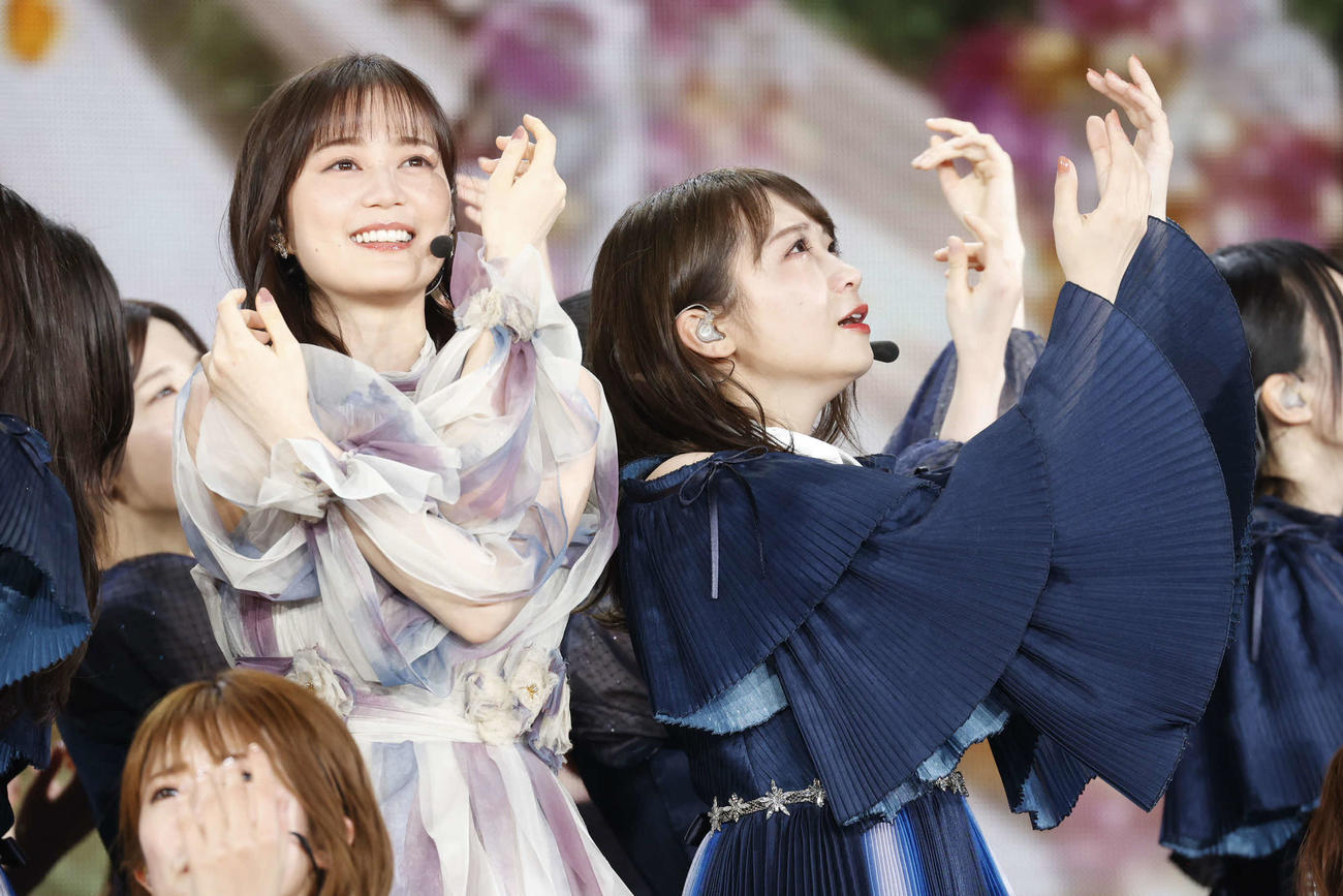 デビュー10周年バースデーライブ千秋楽公演でパフォーマンスする秋元真夏（右）とOGの生田絵梨花