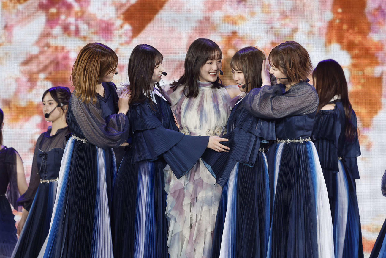 デビュー10周年バースデーライブ千秋楽公演に出演したOGの生田絵梨花（中央）と集まるメンバーたち