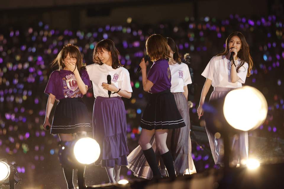 乃木坂デビュー10周年バースデーライブに生田絵梨花（左から2人目）ら卒業生がサプライズ出演し、秋元真夏（左）は涙