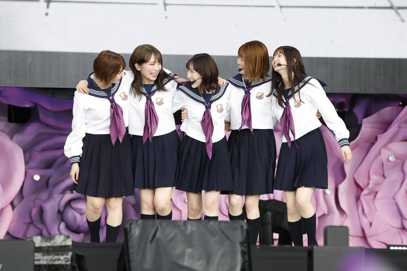 乃木坂46のデビュー10周年バースデーライブ初日公演にサプライズ登場した生駒里奈（中央）が1期生たちと笑顔で肩を組む。左から和田まあや、秋元真夏、1人おいて樋口日奈、齋藤飛鳥