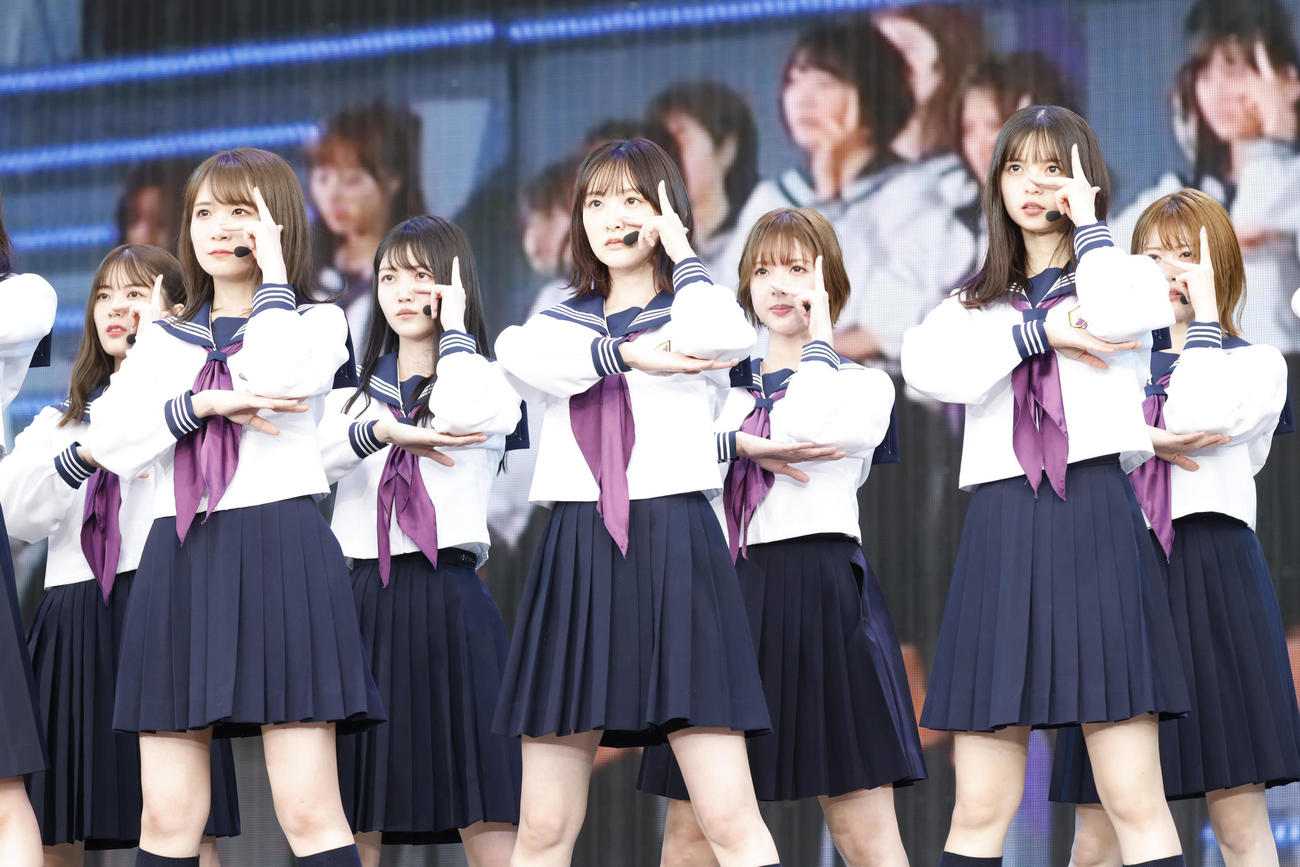 乃木坂46のデビュー10周年バースデーライブ初日公演にサプライズ出演して「制服のマネキン」を披露した生駒里奈（前列中央）。同左は秋元真夏、同右は齋藤飛鳥