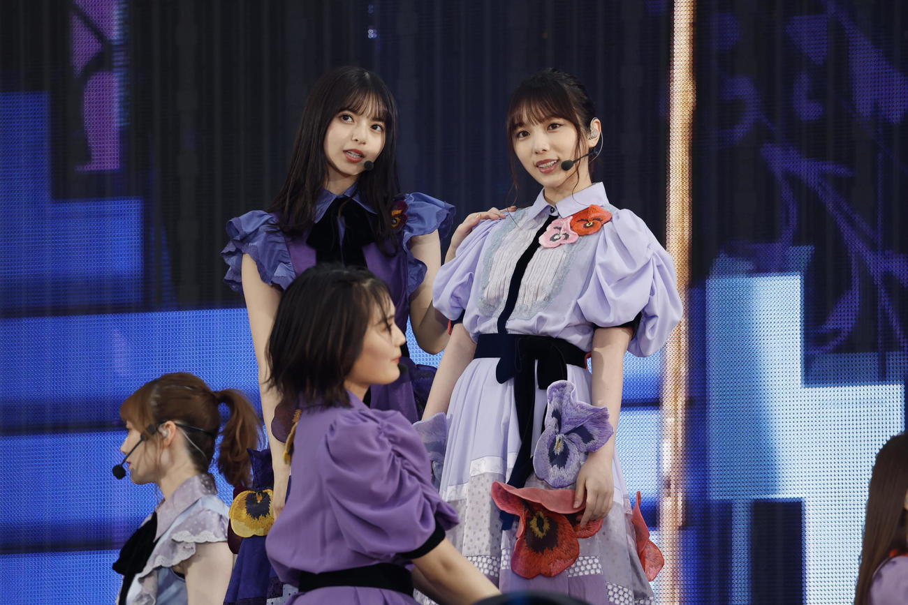 デビュー10周年バースデーライブ千秋楽公演でパフォーマンスする乃木坂46。齋藤飛鳥（左）と与田祐希