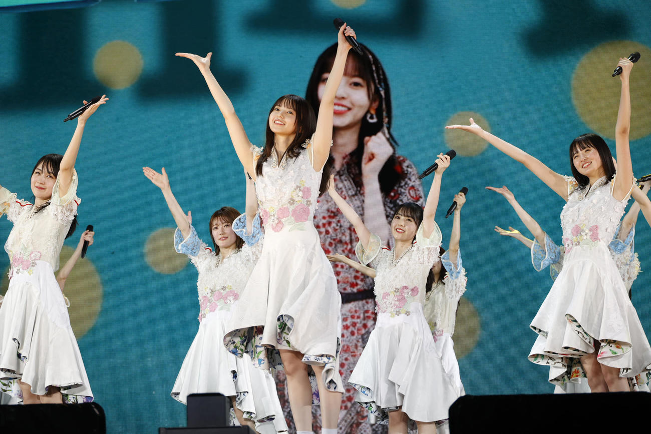 乃木坂46デビュー10周年バースデーライブ初日公演で「裸足でSummer」を披露する齋藤飛鳥（中央）