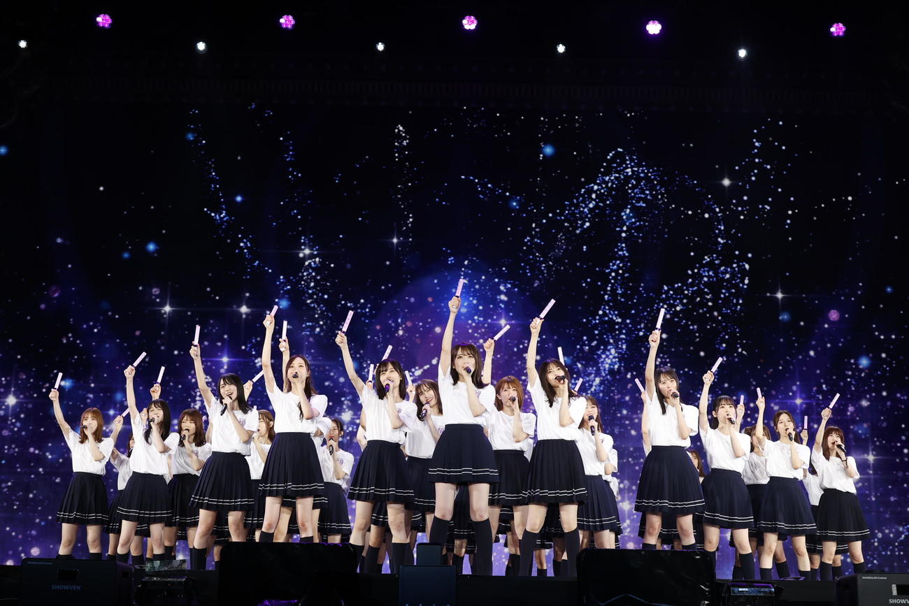 デビュー10周年バースデーライブ初日公演で「乃木坂の詩」を披露する乃木坂46。中央はキャプテン秋元真夏