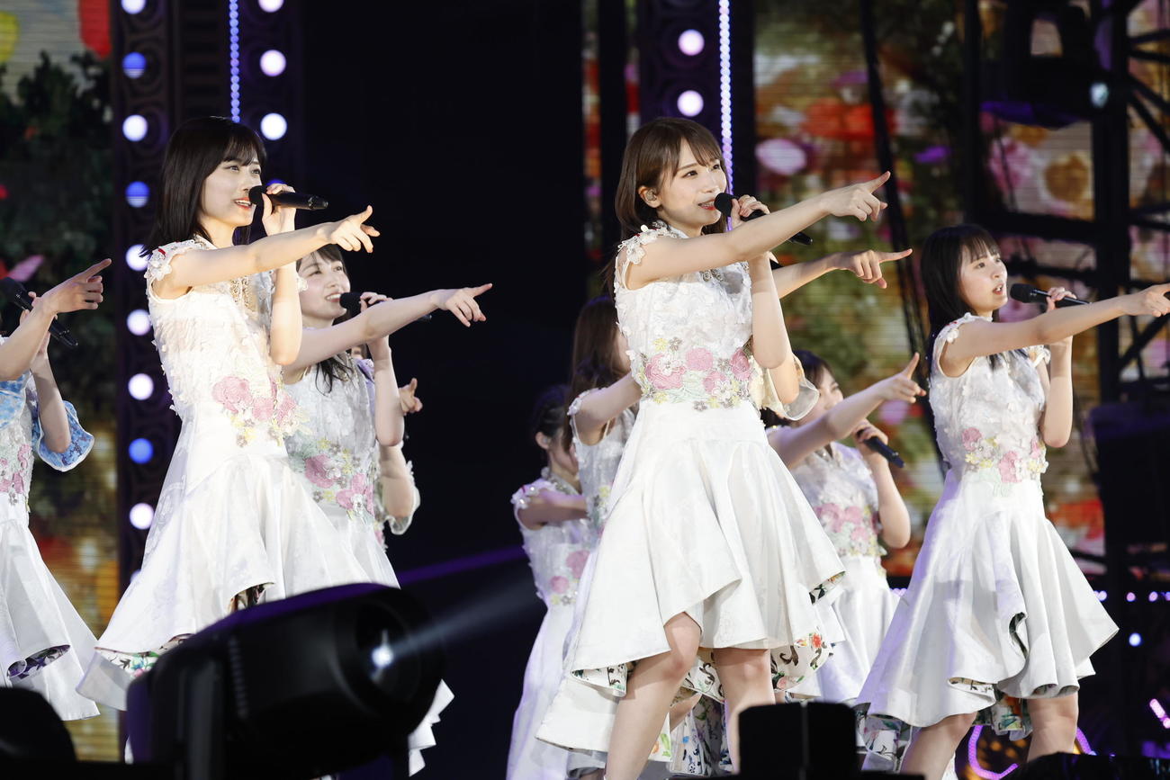 デビュー10周年バースデーライブ初日公演でパフォーマンスする乃木坂46。左から山下美月、秋元真夏、遠藤さくら