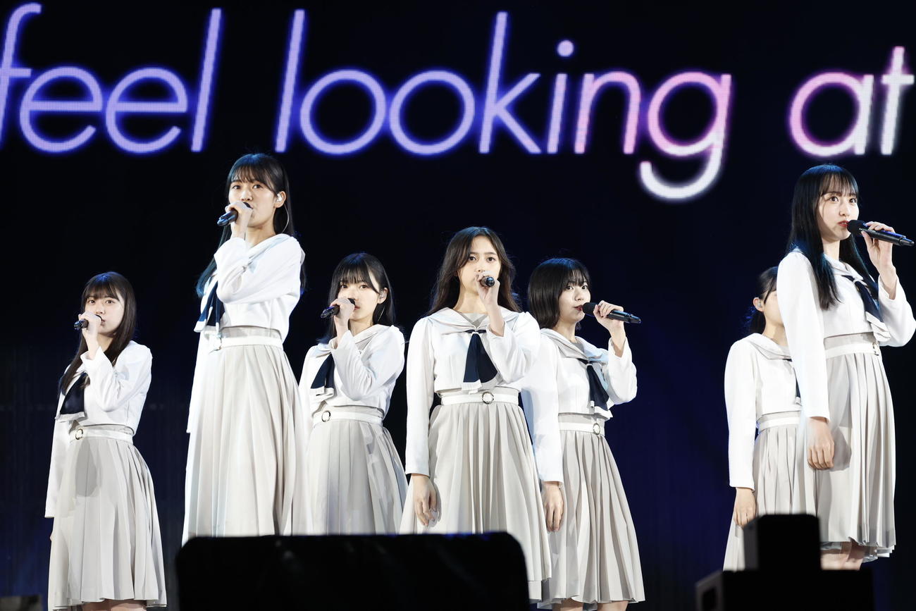 乃木坂46のデビュー10周年バースデーライブ初日公演でパフォーマンスする5期生。中央は井上和