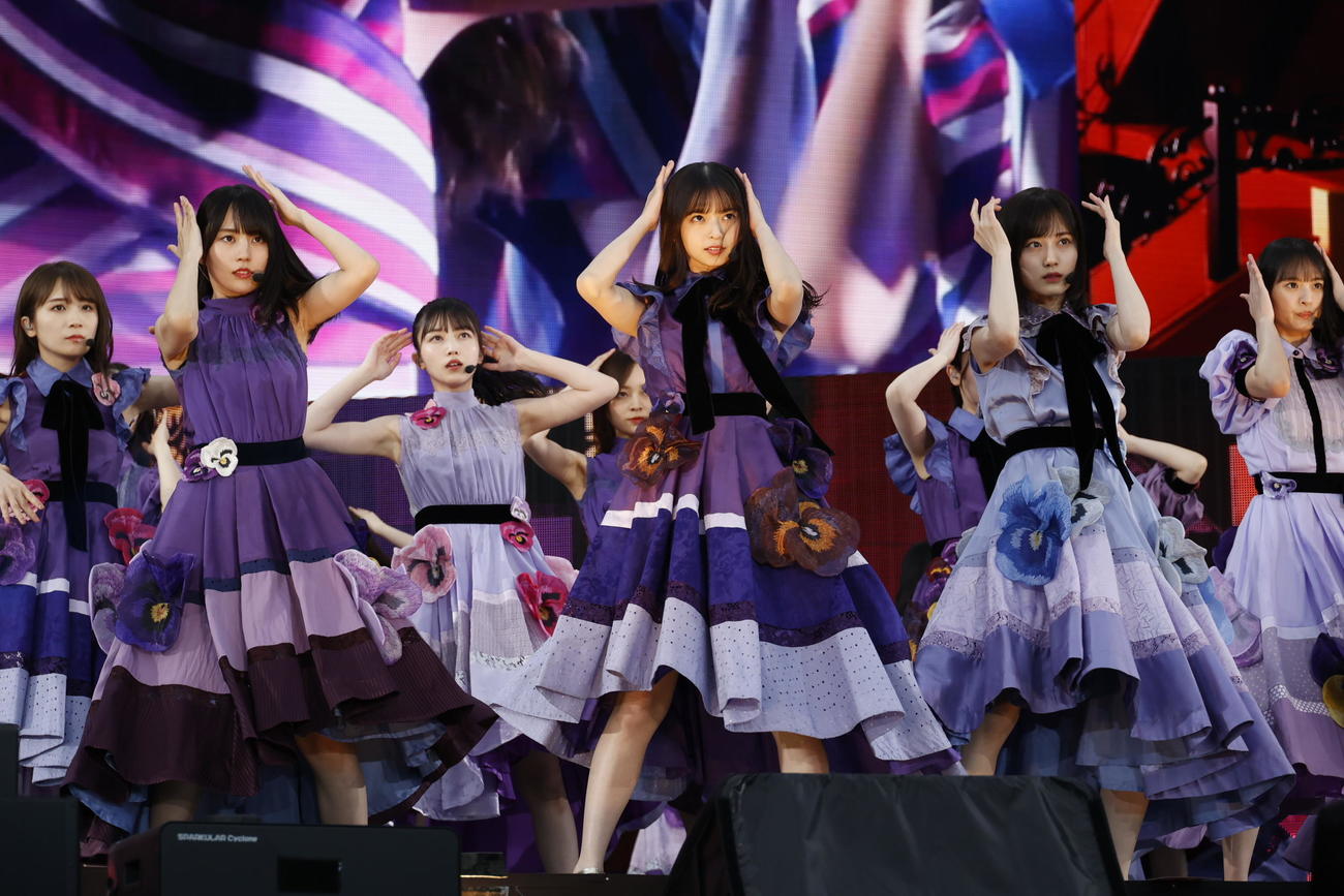 デビュー10周年バースデーライブ千秋楽公演でパフォーマンスする乃木坂46。前列左から賀喜遥香、齋藤飛鳥、山下美月