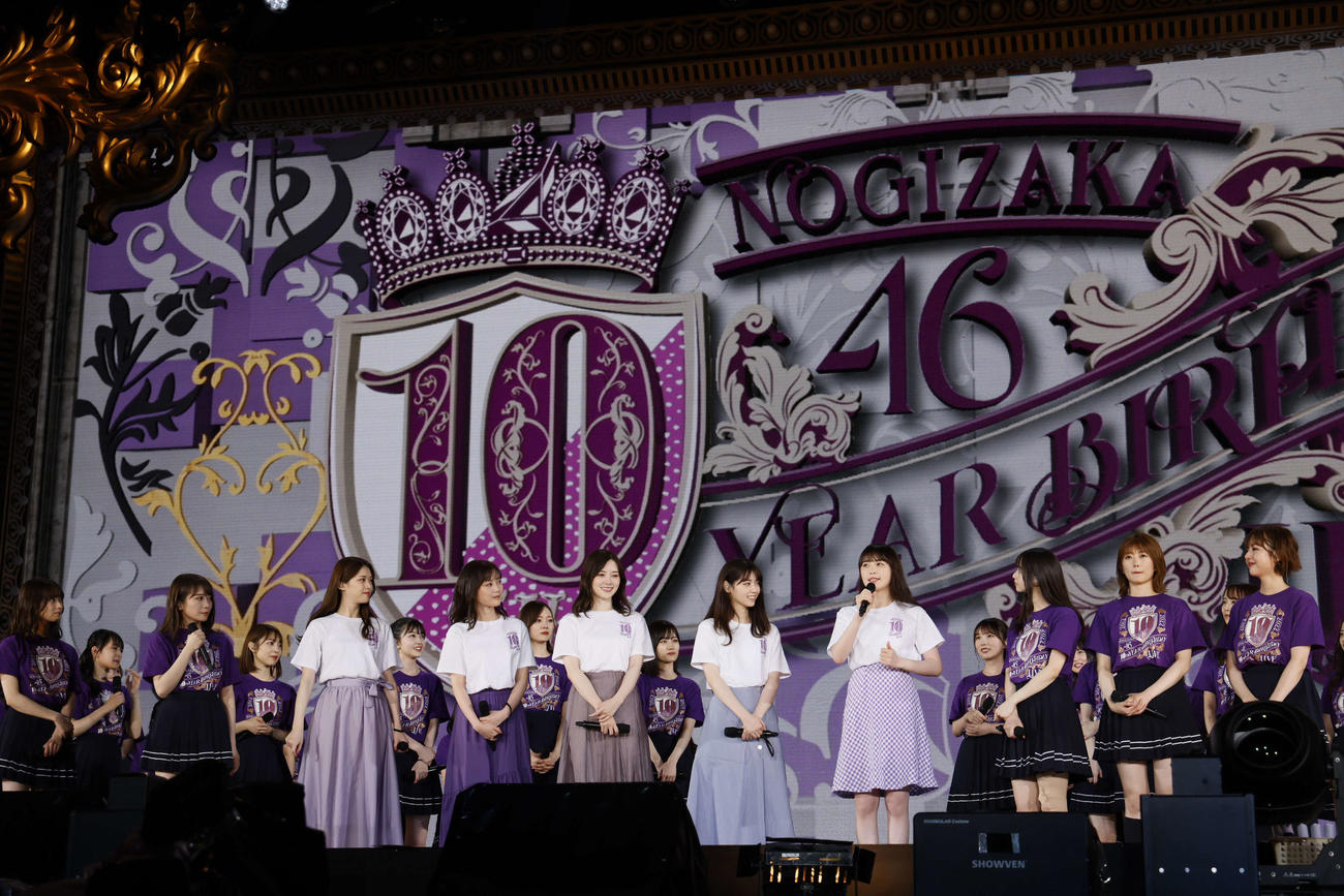 デビュー10周年バースデーライブ千秋楽公演に出演してあいさつする高山一実（右から4人目）ら卒業生とメンバー