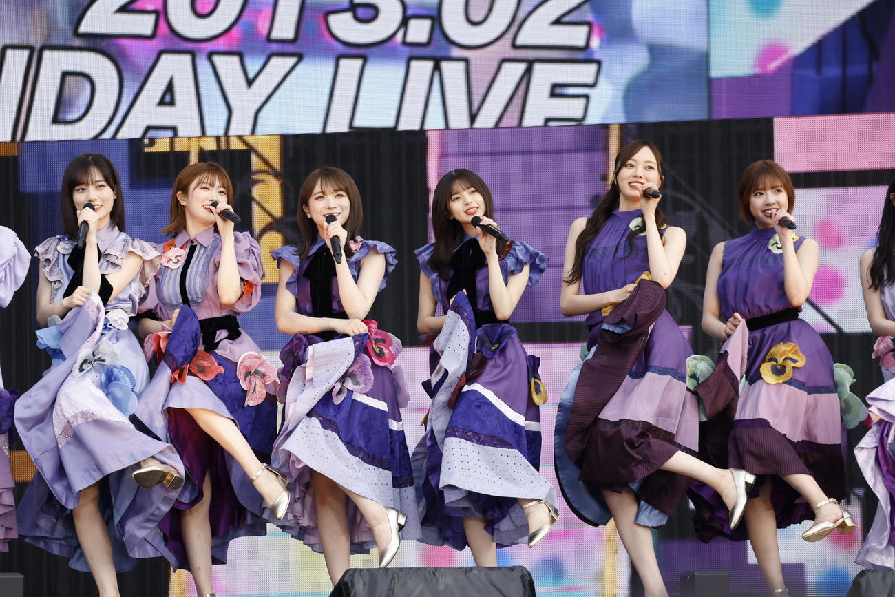 乃木坂46のデビュー10周年バースデーライブ初日公演で「おいでシャンプー」をパフォーマンスする乃木坂46。左から山下美月、樋口日奈、秋元真夏、齋藤飛鳥、梅澤美波、和田まあや
