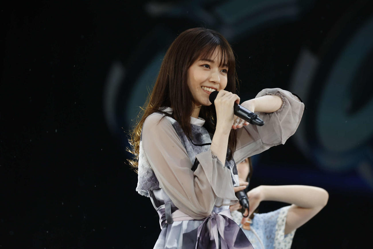 デビュー10周年バースデーライブ千秋楽公演でパフォーマンスする乃木坂46OGの西野七瀬