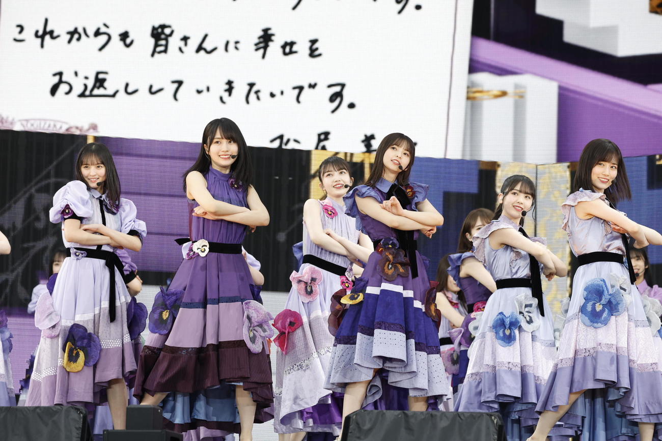 デビュー10周年バースデーライブ千秋楽公演でパフォーマンスする乃木坂46