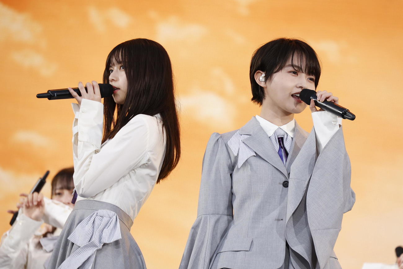 乃木坂46のデビュー10周年バースデーライブ初日公演にサプライズ登場した伊藤万理華（右）。左は齋藤飛鳥