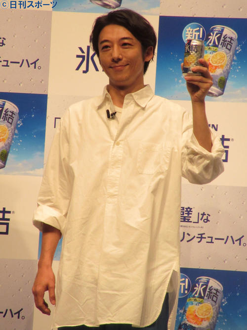 「”完璧な新キリンチューハイ”お披露目発表会」で乾杯ポーズをする高橋一生(撮影・加藤理沙)