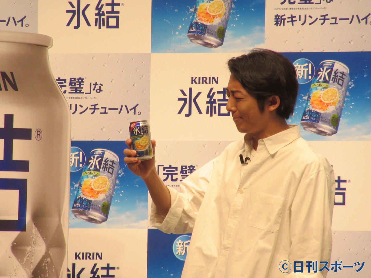 「”完璧な新キリンチューハイ”お披露目発表会」で、イチオシの飲み方を体験する高橋一生（撮影・加藤理沙）
