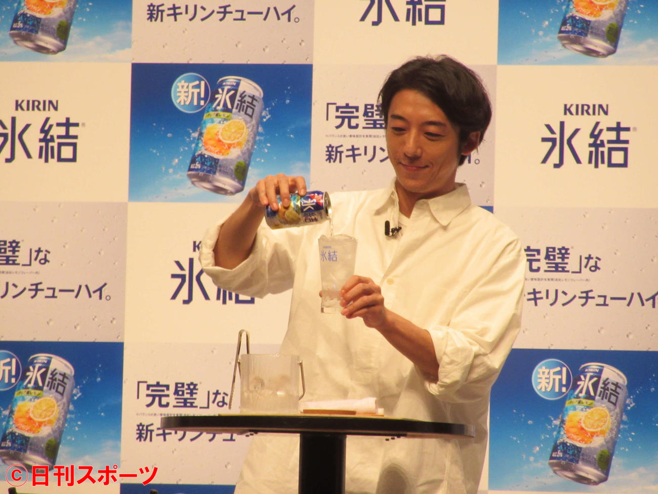 「”完璧な新キリンチューハイ”お披露目発表会」で、イチオシの飲み方を体験する高橋一生（撮影・加藤理沙）
