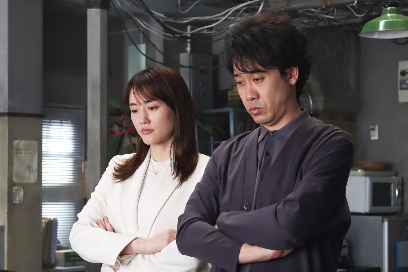 剣持麗子（綾瀬はるか＝左）と篠田敬太郎（大泉洋）は殺人事件の謎解明に当たる（C）フジテレビ