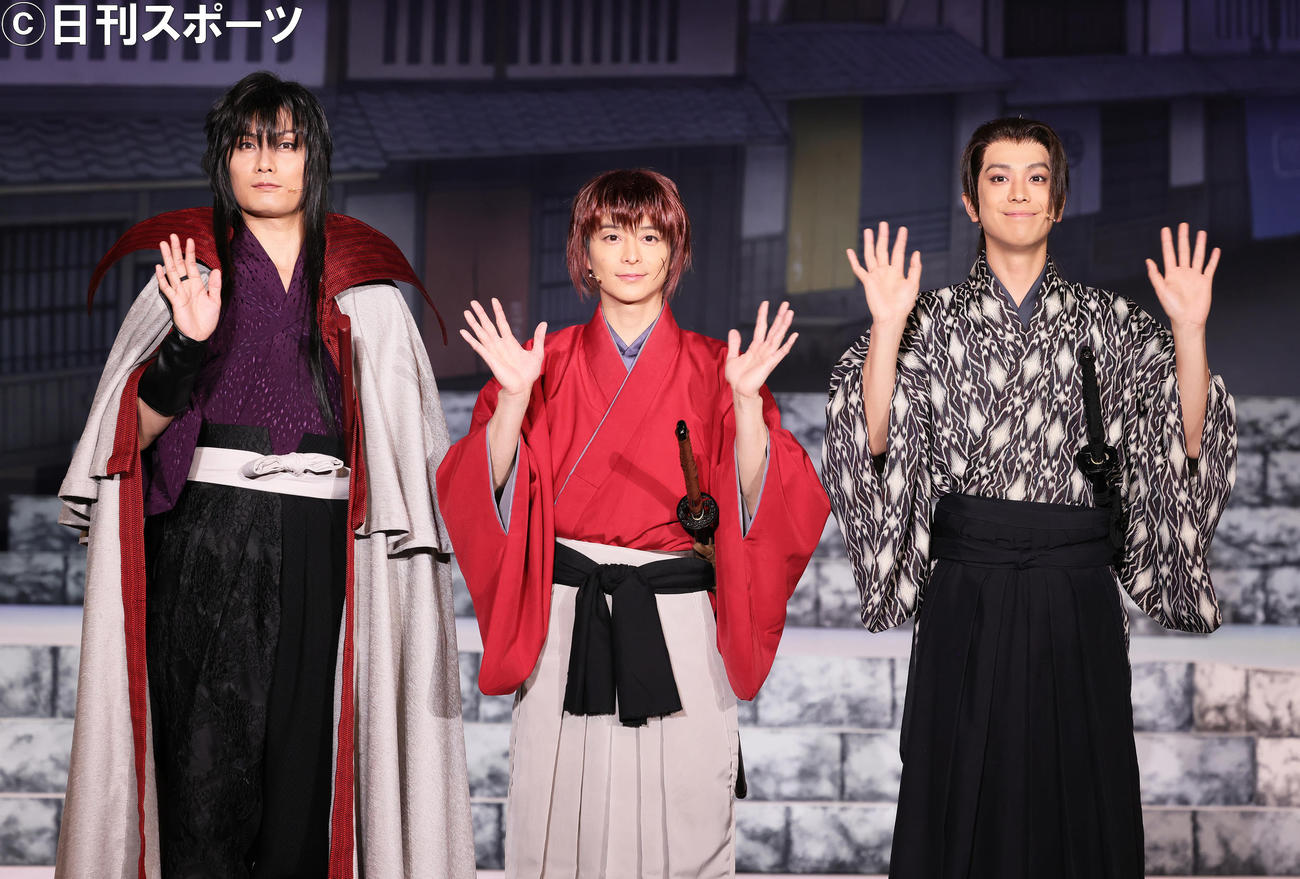 登壇した、左から加藤和樹、小池徹平、黒羽麻璃央（撮影・足立雅史）