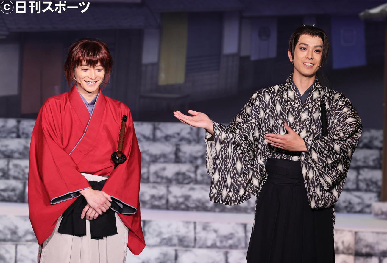 互いの印象を語る小池徹平（左）と黒羽麻璃央（撮影・足立雅史）