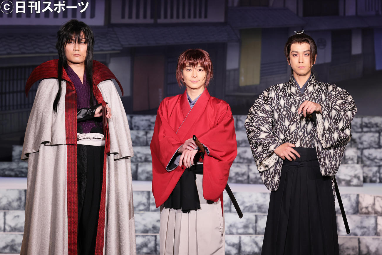 舞台上でポーズを決める、左から加藤和樹、小池徹平、黒羽麻璃央（撮影・足立雅史）