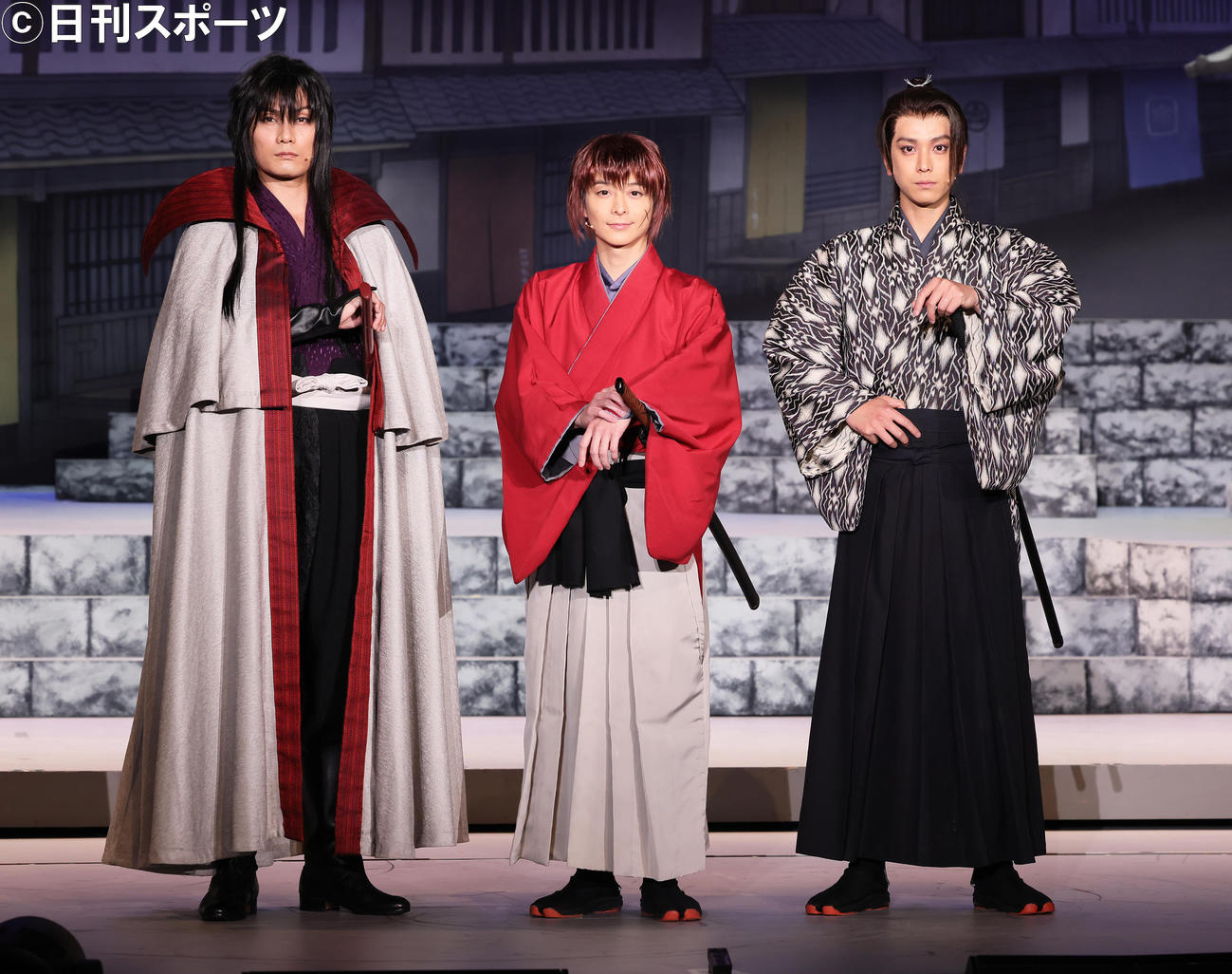 舞台上でポーズを決める、左から加藤和樹、小池徹平、黒羽麻璃央（撮影・足立雅史）
