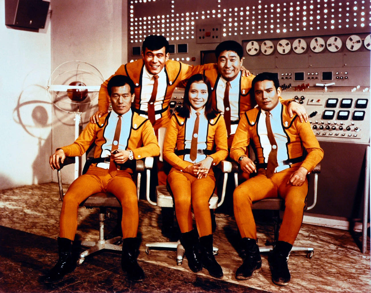 1966年の「ウルトラマン」で科特隊を演じた、前列左から小林昭二さん、桜井浩子、黒部進、後列左から二瓶正也さん、毒蝮三太夫(C)円谷プロ