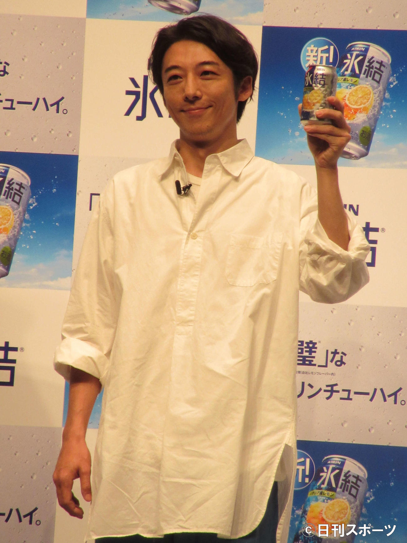 「”完璧な新キリンチューハイ”お披露目発表会」で乾杯ポーズをする高橋一生（撮影・加藤理沙）