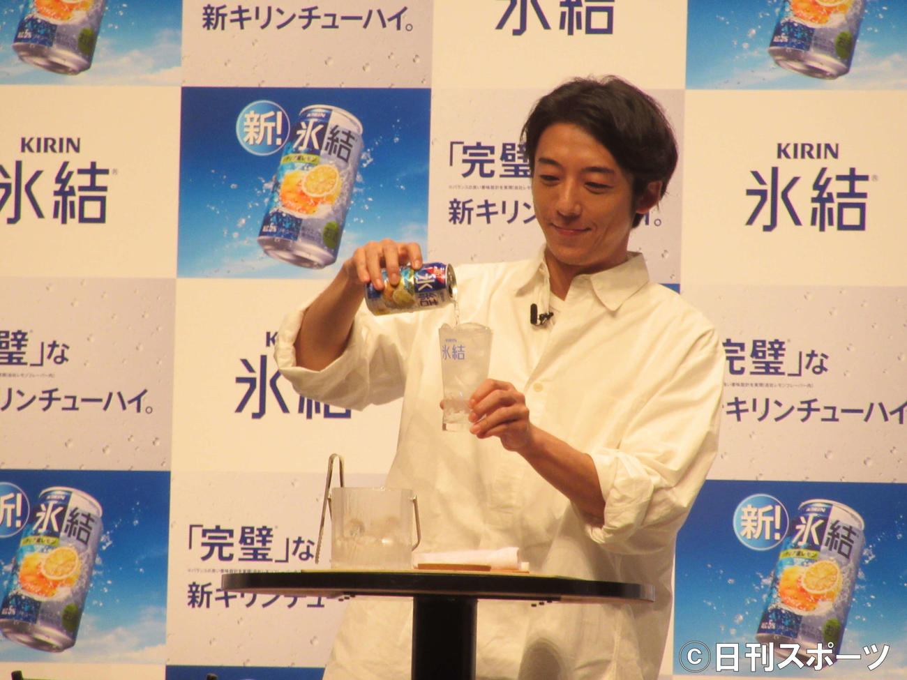 「”完璧な新キリンチューハイ”お披露目発表会」で、イチオシの飲み方を体験する高橋一生（撮影・加藤理沙）