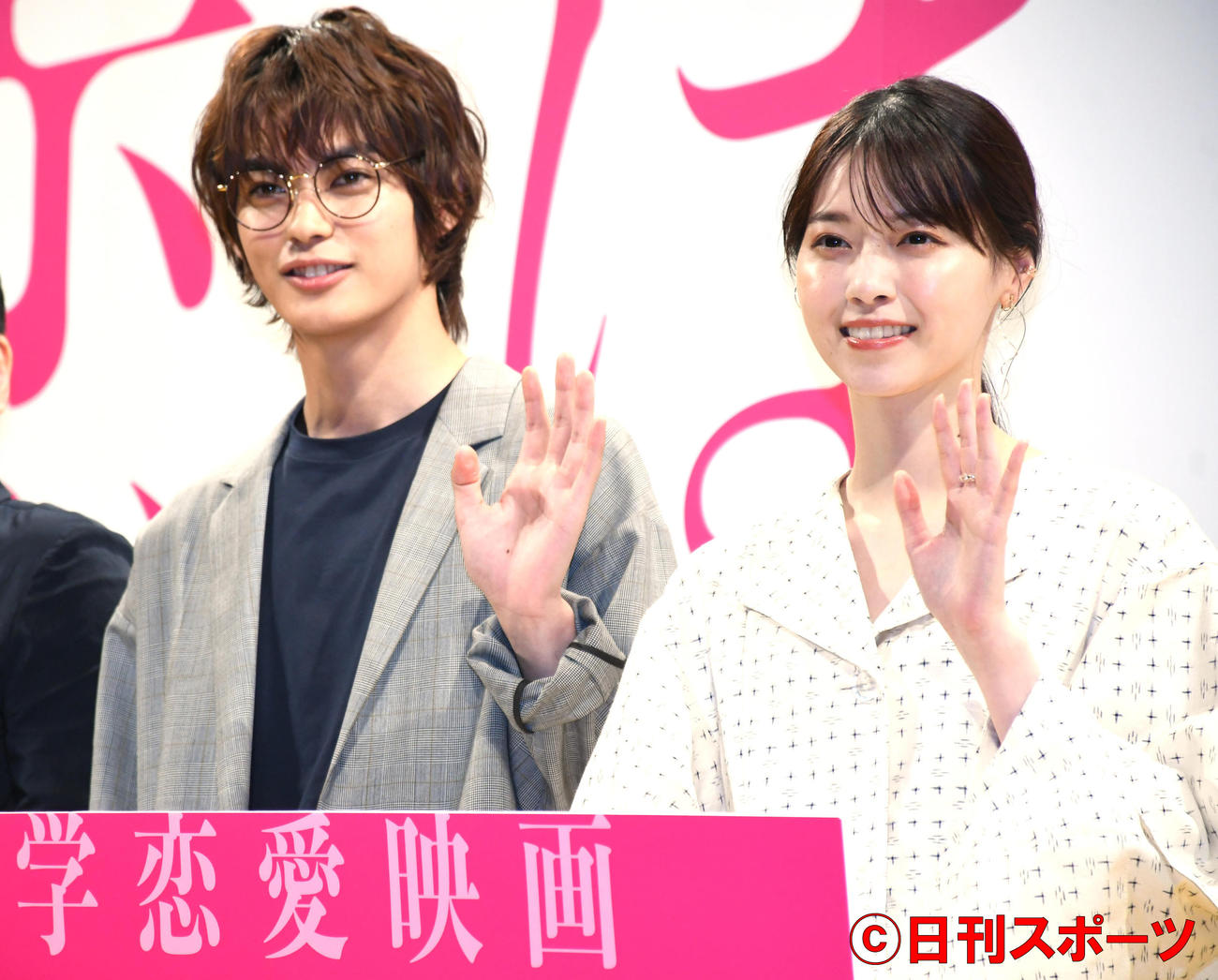 映画「恋は光」完成披露試写会に出席した、左から神尾楓珠（左）と西野七瀬（撮影・大友陽平）