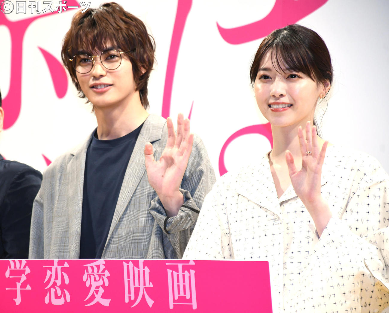 映画「恋は光」完成披露試写会に出席した、左から神尾楓珠（左）と西野七瀬（撮影・大友陽平）