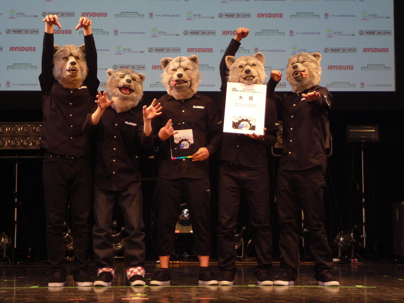 MAN WITH A MISSION。左からベースのカミカゼ・ボーイ、ドラムのスペアリブ、ボーカルのトーキョー・タナカ、ギター＆ボーカルのジャン・ケン・ジョニー、DJのDJサンタモニカ（13年3月）