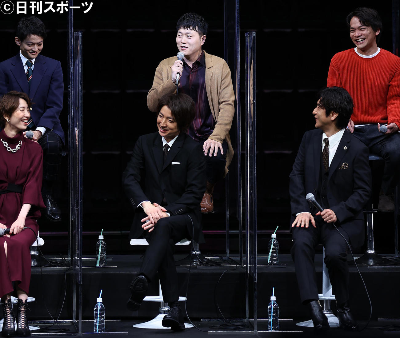 舞台「ハリー・ポッターと呪いの子」制作発表会見のあいさつで笑いを誘うロン・ウィーズリー役のエハラマサヒロ（後方中央）とハリー・ポッター役の藤原竜也（手前中央）（撮影・垰建太）