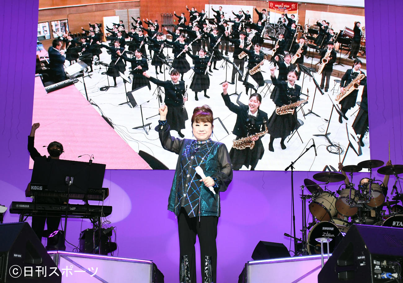 50周年記念コンサートで大阪桐蔭高吹奏楽部と“共演”した天童よしみ（撮影・大友陽平）