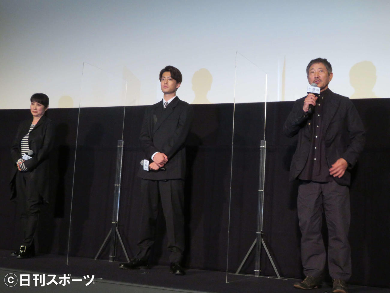 映画「冬薔薇」完成披露上映会に登壇した、左から余貴美子、伊藤健太郎、小林薫（撮影・村上幸将）