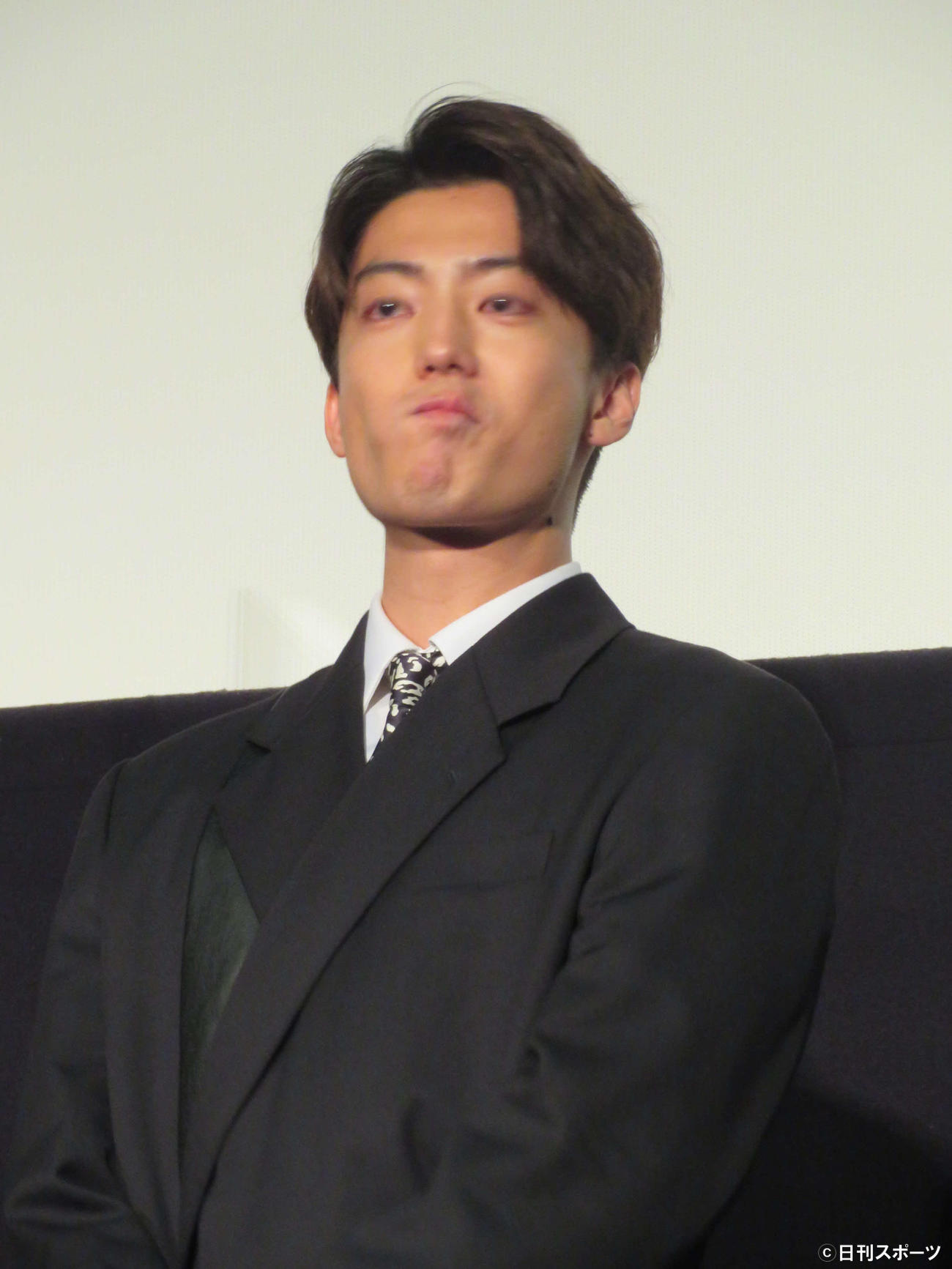 映画「冬薔薇」完成披露上映会に登壇し、涙で顔をゆがめる伊藤健太郎（撮影・村上幸将）