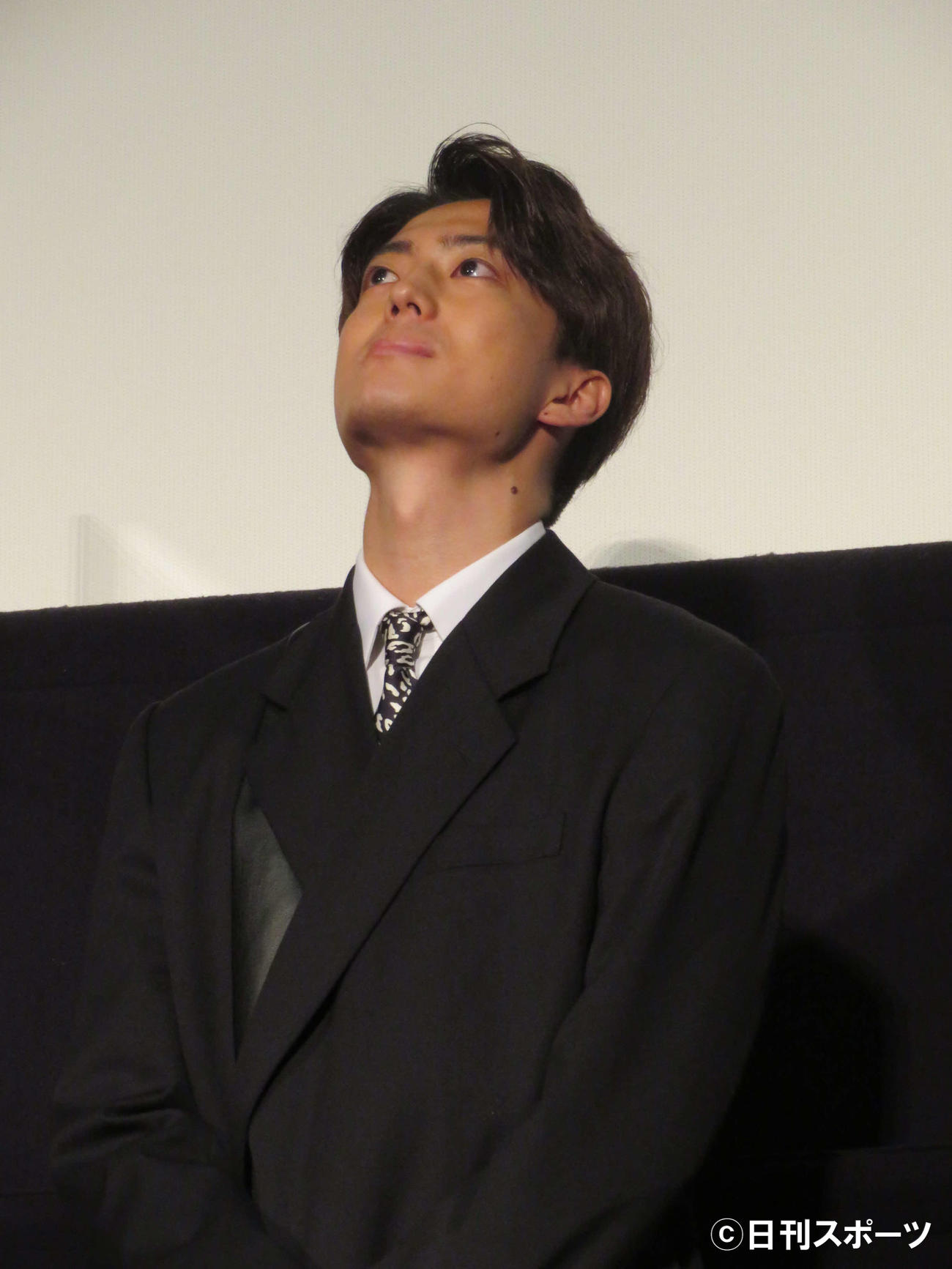 映画「冬薔薇」完成披露上映会に登壇し、涙をこらえ、宙を見上げる伊藤健太郎（撮影・村上幸将）