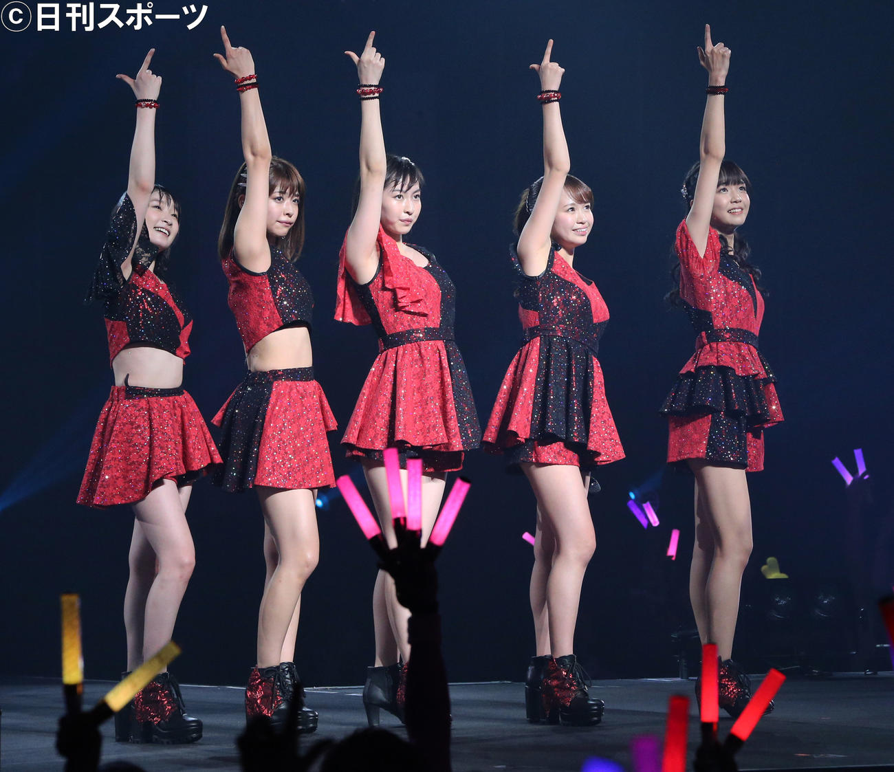 初の日本武道館ライブを行ったJuice＝Juice。左から宮本佳林、金澤朋子、植村あかり、高木紗友希、宮崎由加（2016年11月撮影）