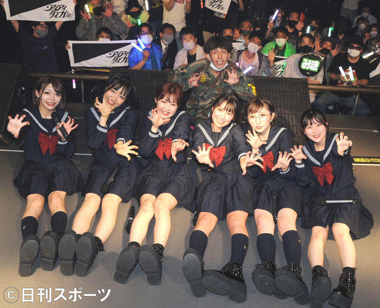 単独ライブを行った、女性6人組アイドルグループ、アイアイタイガーと、スペシャルアドバイザーのお笑いコンビ、2丁拳銃の小堀裕之（後列中央）（撮影・松尾幸之介）