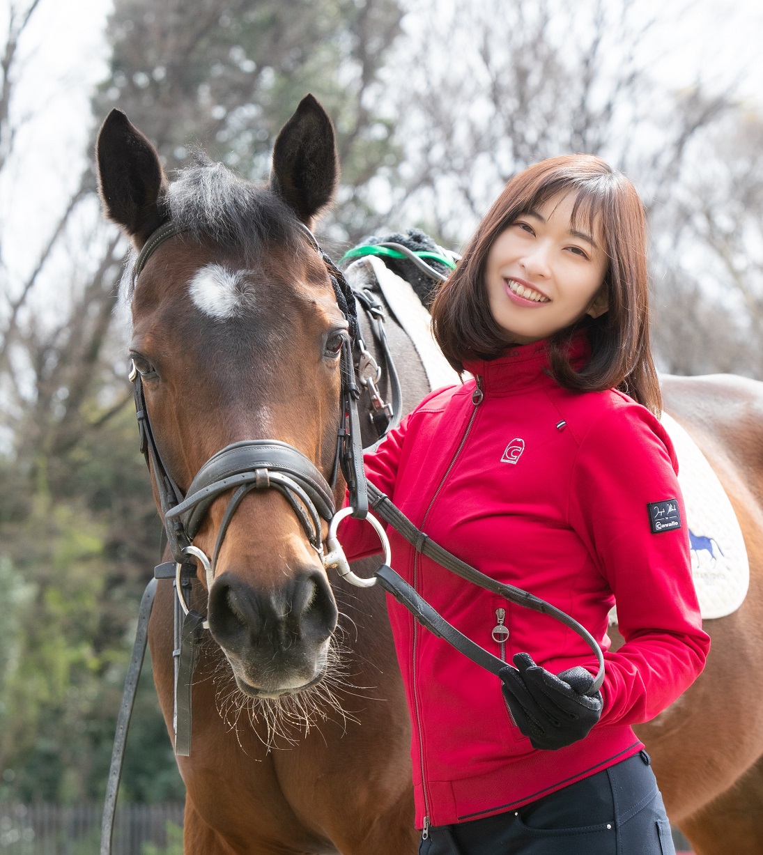 「競馬伝説PRIDE」の宣伝大使として、生まれて初めてサラブレッドに乗った倉持由香