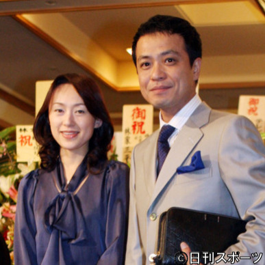 中山秀征（右）と白城あやか夫妻（09年3月撮影）