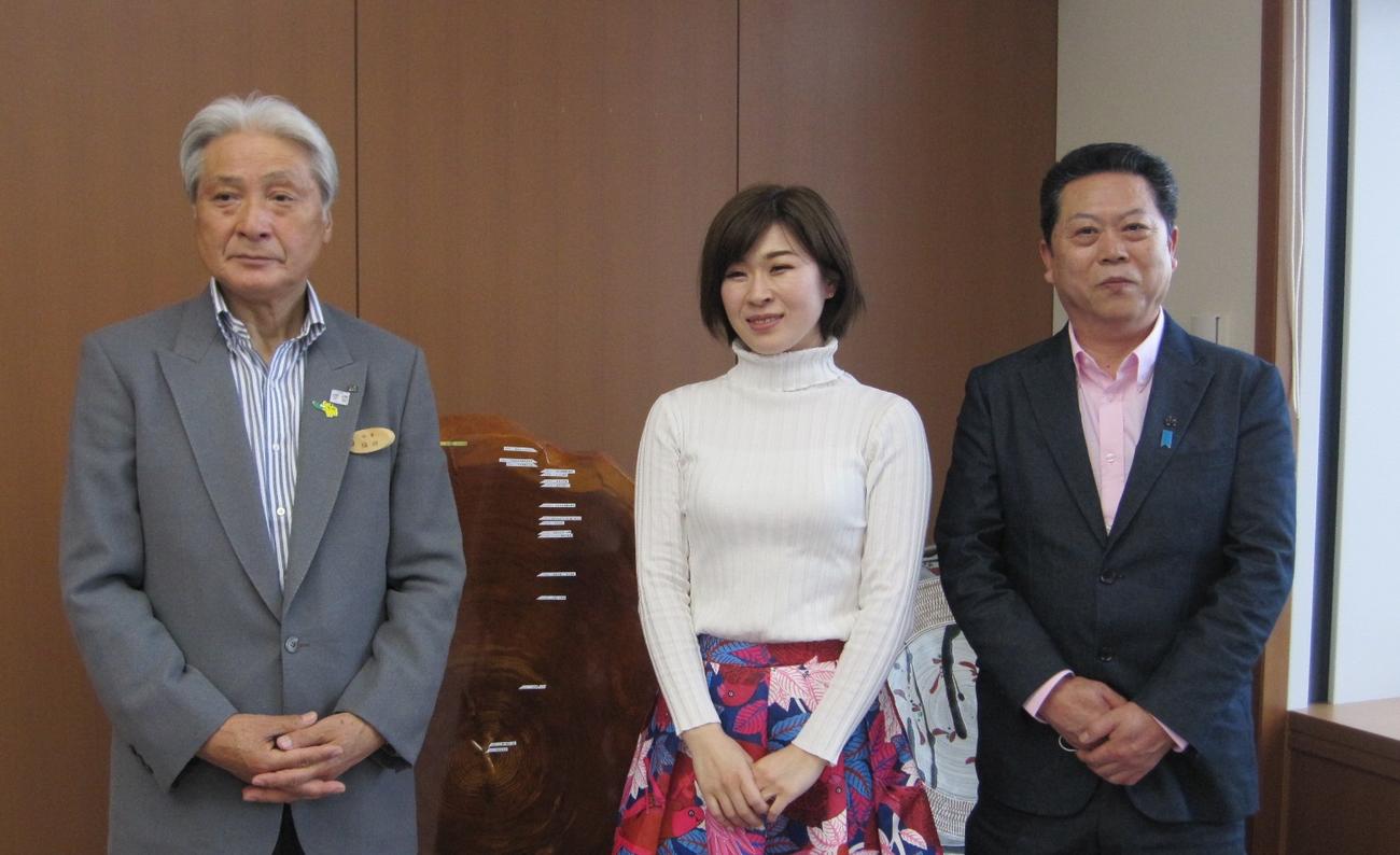 栃木県の福田知事（左）を訪問した丘なる実（中央）と金石洋介氏