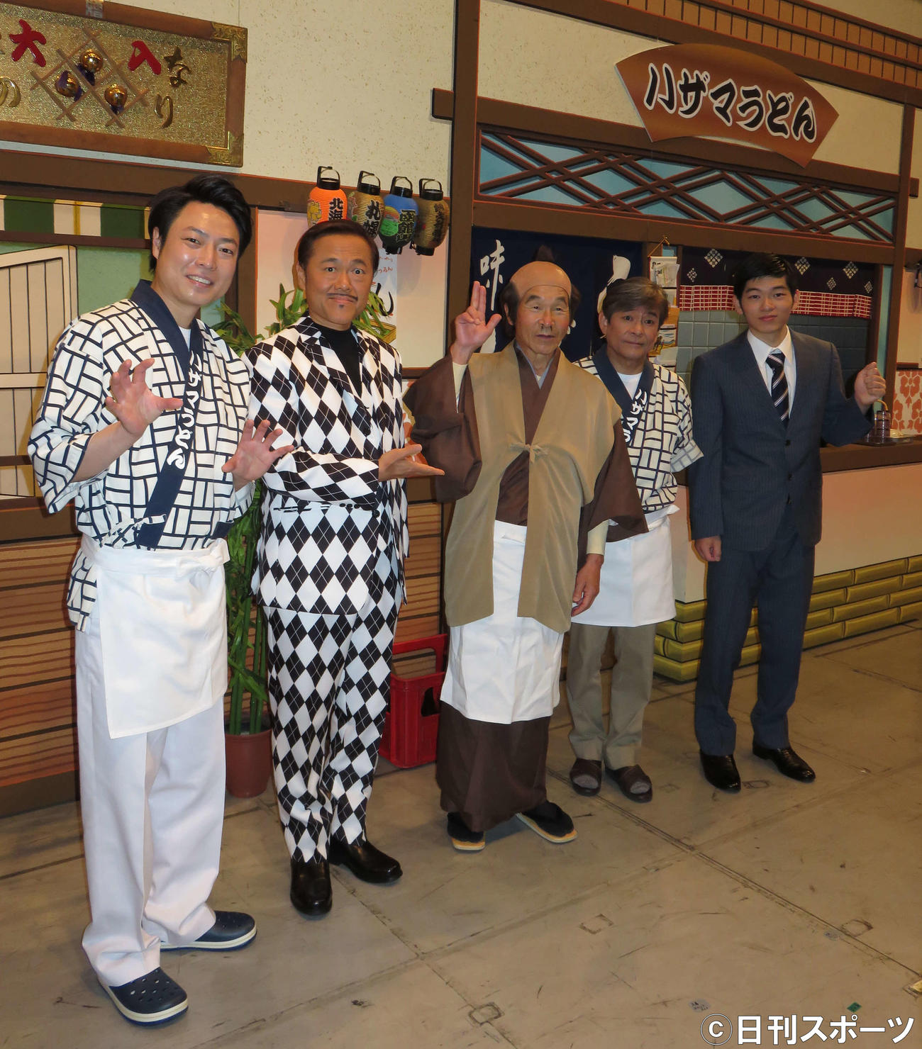 33年ぶりにNGKで座長新喜劇に臨んだ間寛平（中央）と、（左から）信濃岳夫、辻本茂雄、内場勝則、住吉大和（撮影・村上久美子）