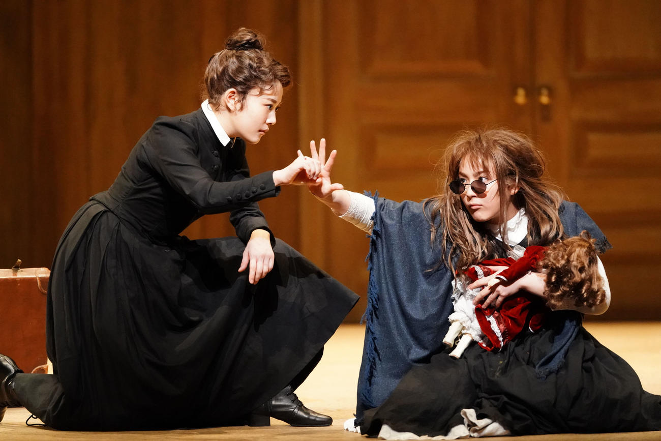 初日を迎えた舞台「奇跡の人」。左から高畑充希、平祐奈