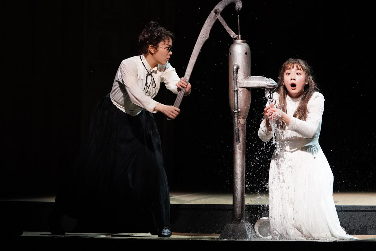 初日を迎えた舞台「奇跡の人」。左から高畑充希、平祐奈