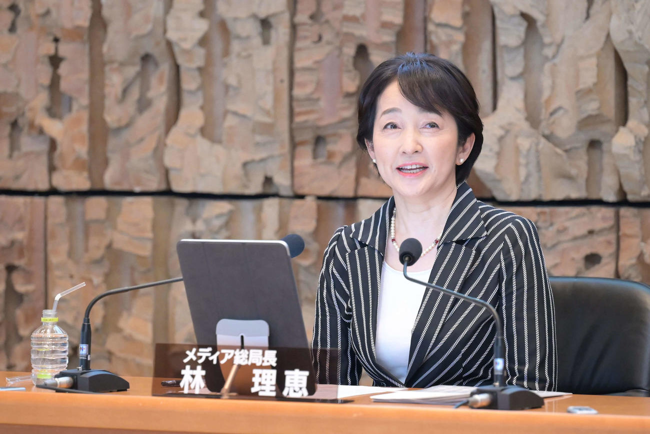 会見に臨む林理恵メディア総局長