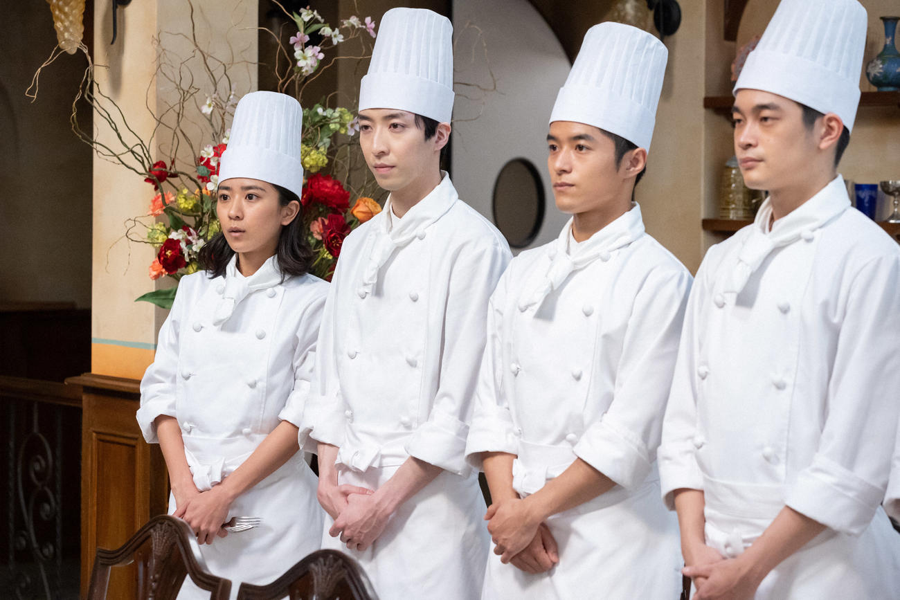 朝ドラ「ちむどんどん」より。先輩料理人と並び、引き締まった表情の比嘉暢子(左端＝黒島結菜)（C）NHK
