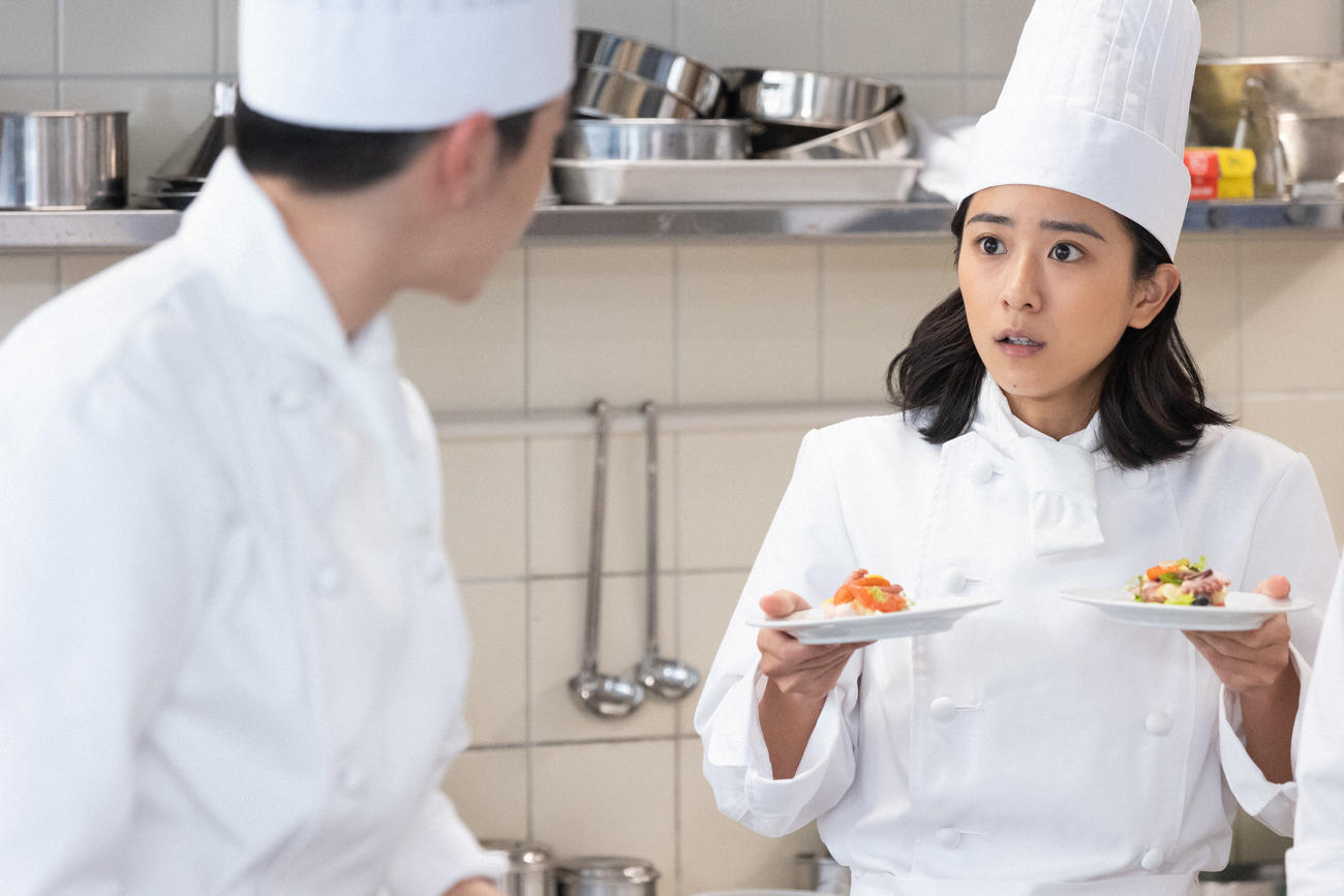 朝ドラ「ちむどんどん」より。レストラン「アッラ・フォンターナ」の厨房で先輩料理人と話す比嘉暢子(黒島結菜)（C）NHK
