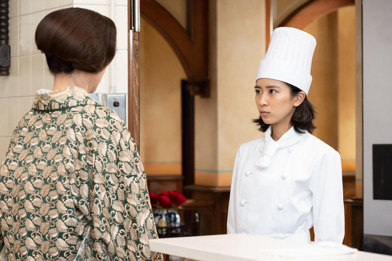 朝ドラ「ちむどんどん」より。レストラン「アッラ・フォンターナ」のオーナー大城房子（背中＝原田美枝子）への不満をためる比嘉暢子(黒島結菜)（C）NHK