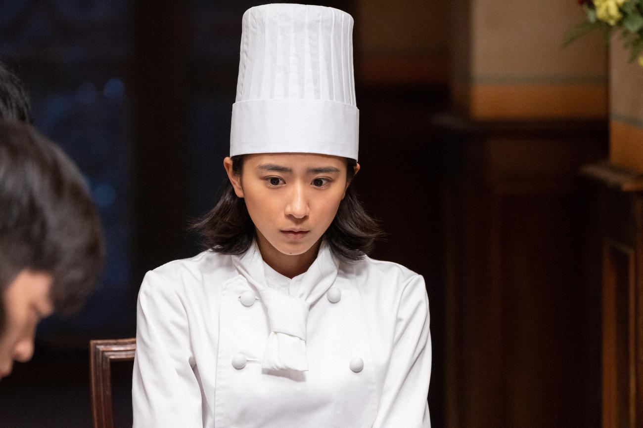 朝ドラ「ちむどんどん」より。レストラン「アッラ・フォンターナ」大城房子オーナーとの「負けたらクビ」ペペロンチーノ対決に臨み、緊張した表情の比嘉暢子(黒島結菜)（C）NHK